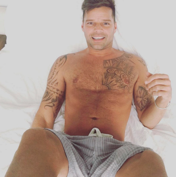 Ricky Martin leva fãs à loucura ao exibir corpão com selfie