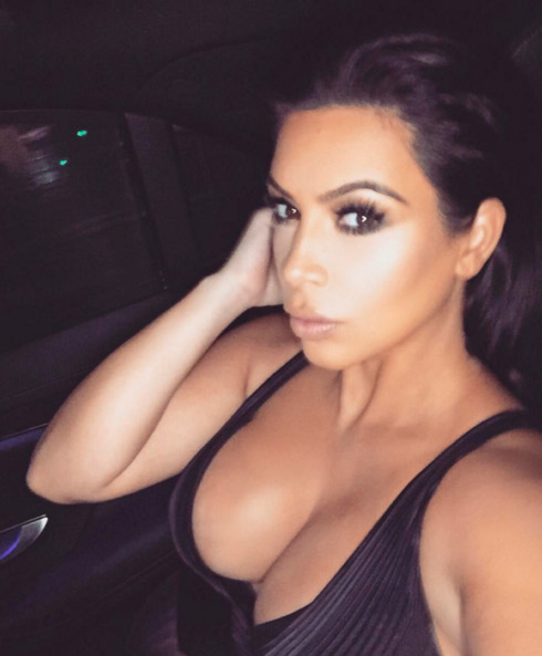 Kim Kardashian exibe decote generoso em selfie