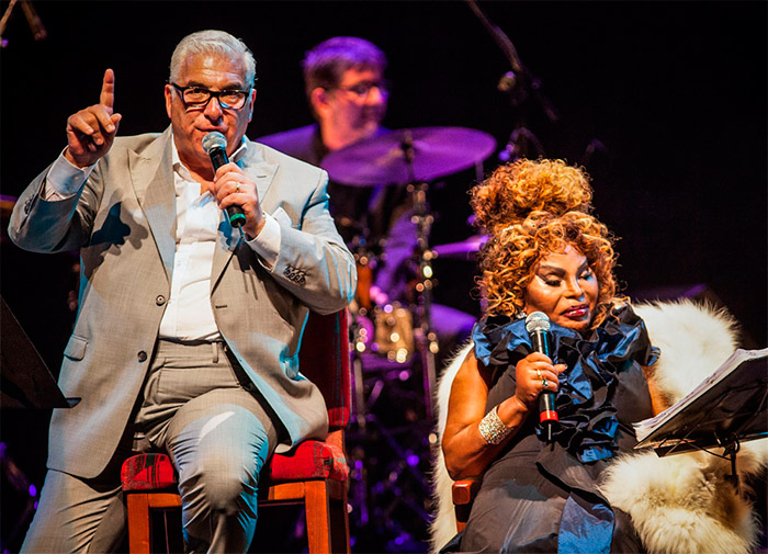 Mitch Winehouse e Elza Soares cantam juntos em SP