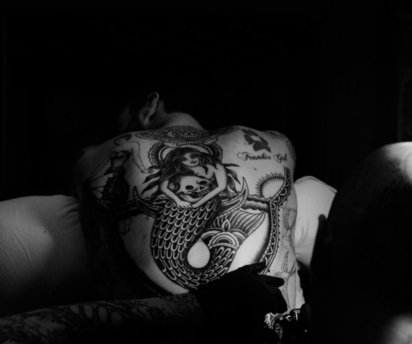 Adam Levine mostra nova tatuagem macabra nas costas