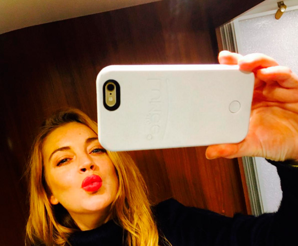 Lindsay Lohan posta selfies anunciando retorno à carreira 