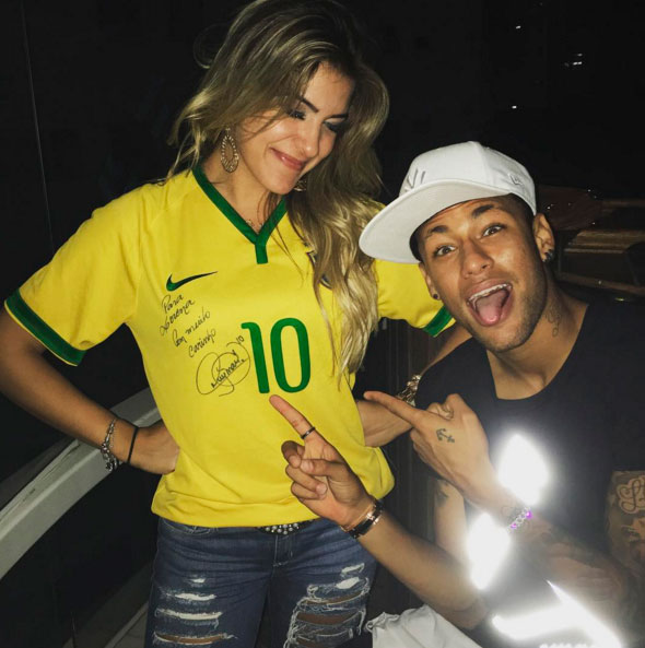 Neymar Jr. posa ao lado de Lorena Improta: 'Neymarzete'