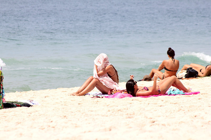 Yasmin Brunet exibe corpão em praia 