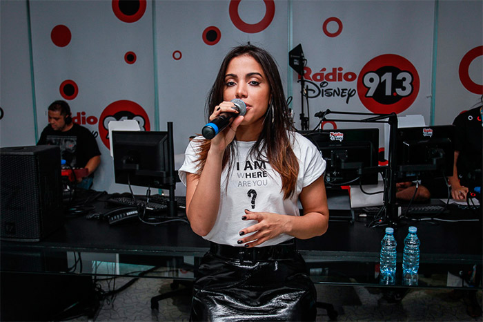 Com look preto e branco, Anitta agita fãs em rádio de SP