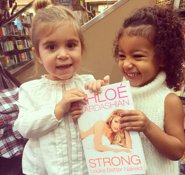 North West ajuda a tia Khloe Kardashian a vender livro