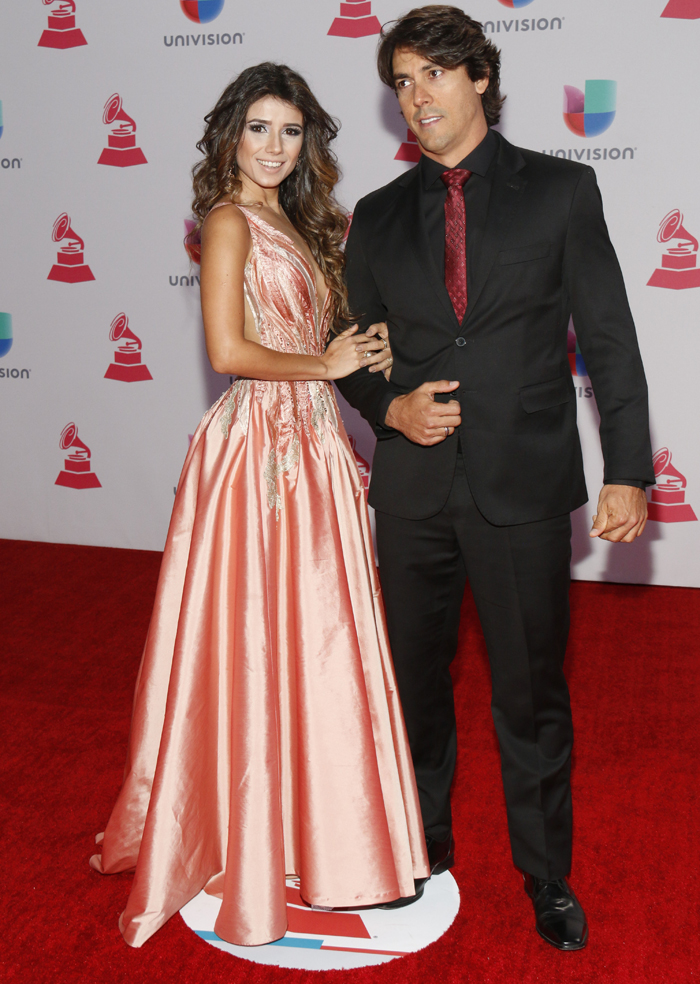 Paula Fernandes posa com namorado no Grammy Latino