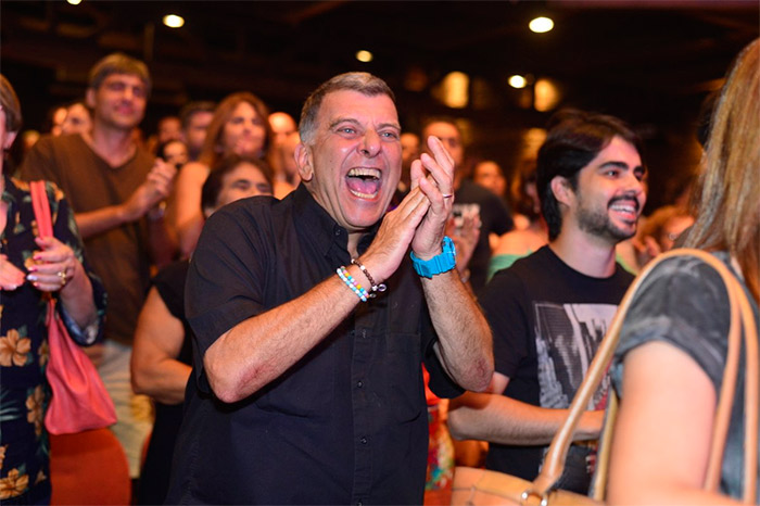 Jorge Fernando mostra o bumbum após curtir peça de teatro