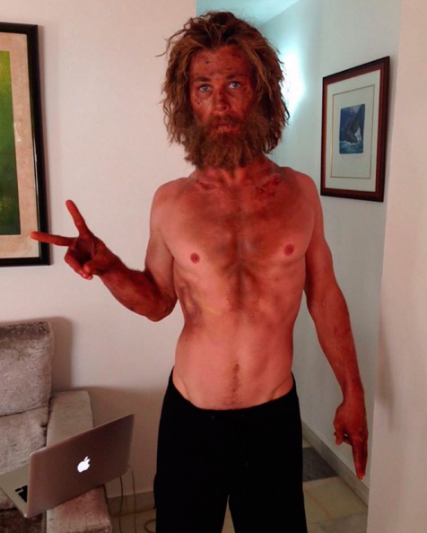 Chris Hemsworth aparece bem mais magro para filme