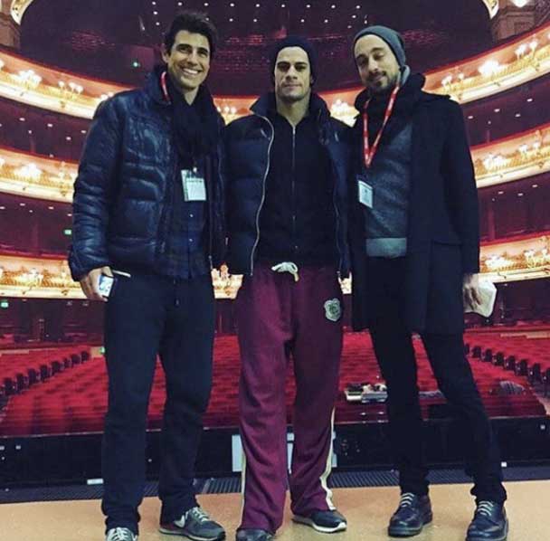  Ele escreveu: Que prazer conhecer um pouco da rotina desse craque. @_tsoares ,primeiro bailarino em Londres.orgulho do Brasil #RoyalOperaHouse