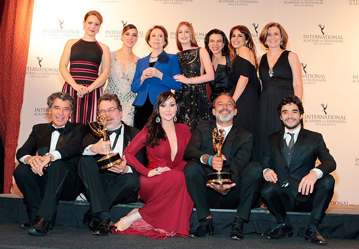 Partedo elenco comemora a vitória de Império como Melhor Novela, no Emmy Internacional