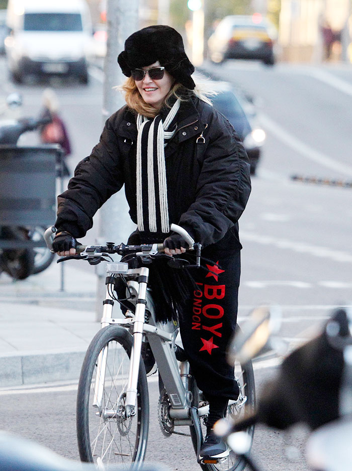 Madonna se protege do frio em Barcelona