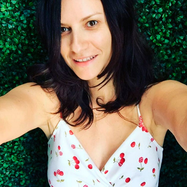 Laura Pausini surpreende fãs com selfie sem maquiagem