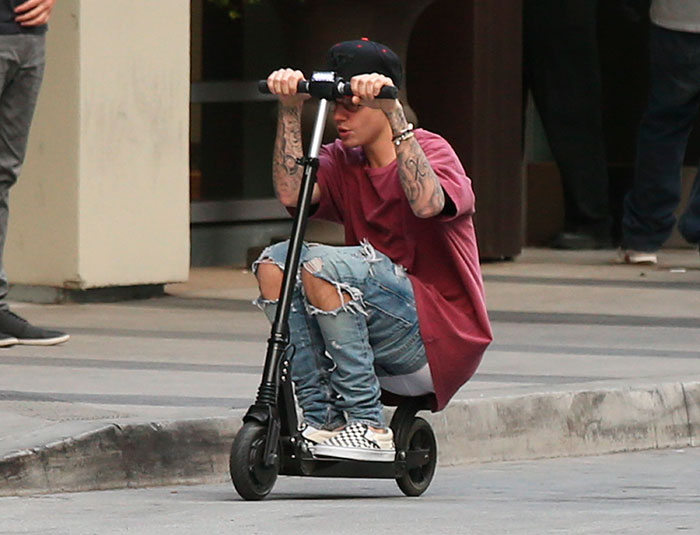 Justin Bieber mostra demais ao andar de patinete