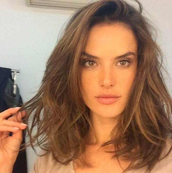 Alessandra Ambrósio decide mudar o visual. Confira!