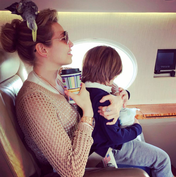 Thalía viaja com sua calopsita em seu jet privado 