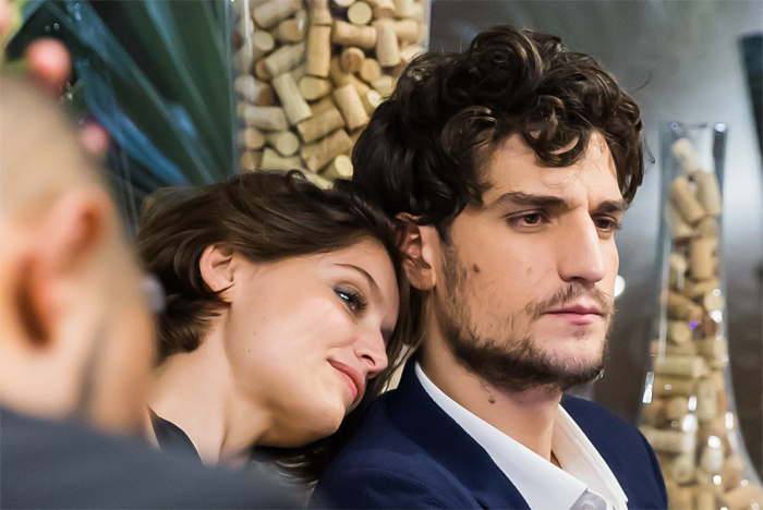 Louis Garrel paparica a noiva durante pré-estreia de filme