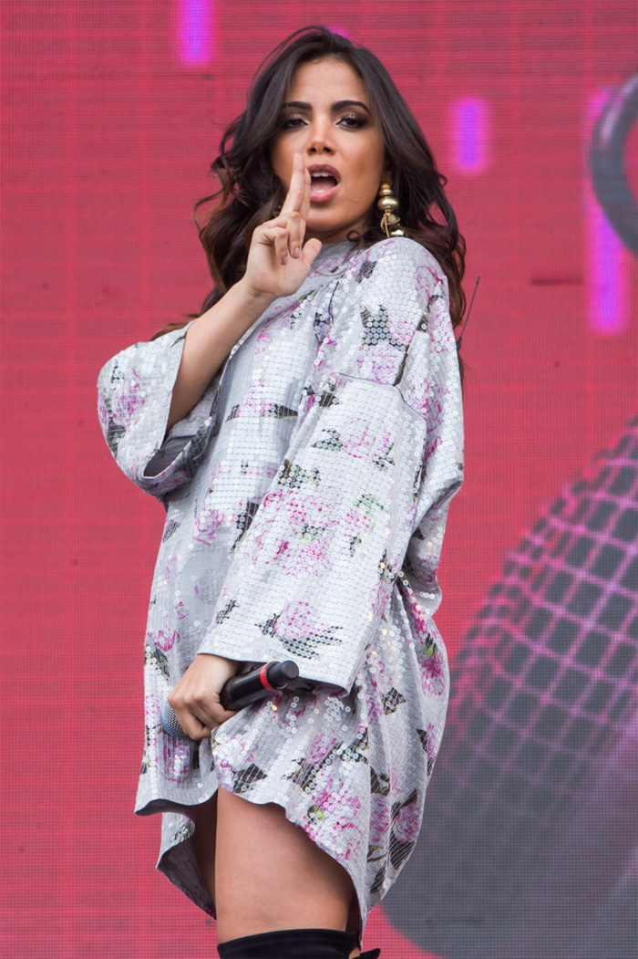 Anitta aposta em visual estiloso para participar de festival