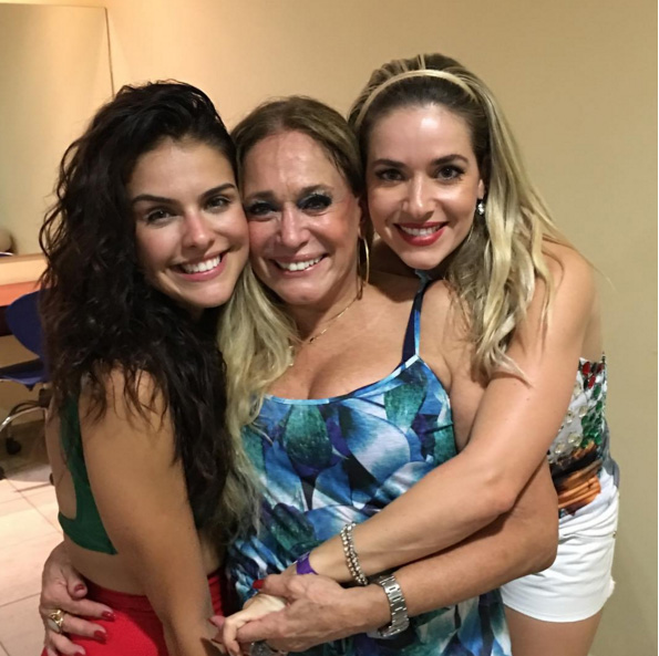  Susana Vieira chama mãe de Neymar de 'sogra' em festa