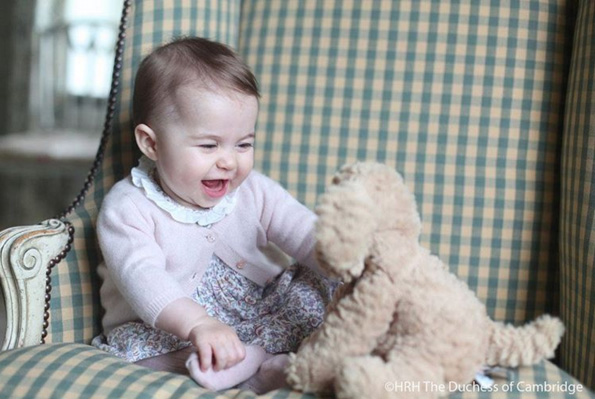  Princesa Charlotte esbanja fofura em novas fotos
