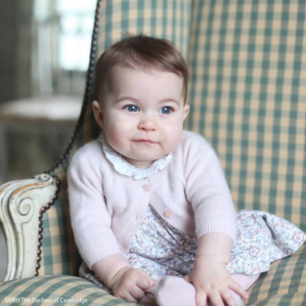  Princesa Charlotte esbanja fofura em novas fotos