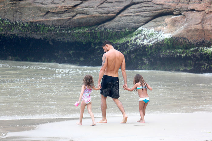 Cauã Reymond curte fim de tarde na praia com a filha