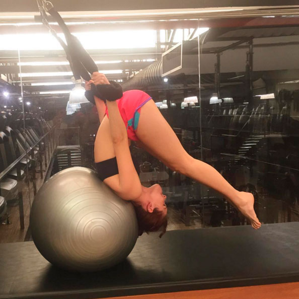 Sophia Abrahão mostra flexibilidade do corpo em foto
