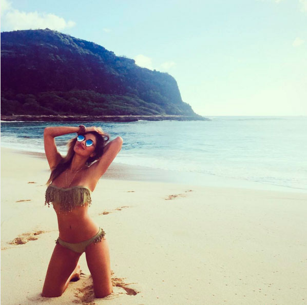 Nicole Scherzinger mostra todas suas curvas no Havaí