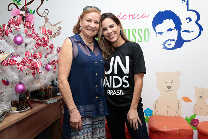 Wanessa se encontra com mãe de Renato Russo em ONG