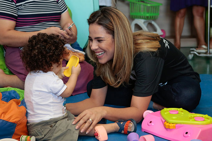 Wanessa se encontra com mãe de Renato Russo em ONG