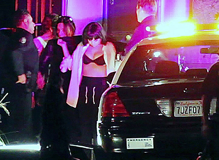 Selena Gomez deixa sutiã à mostra em gravação de clipe