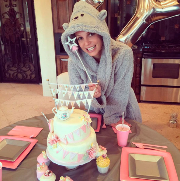 Britney Spears comemora aniversário com look excêntrico