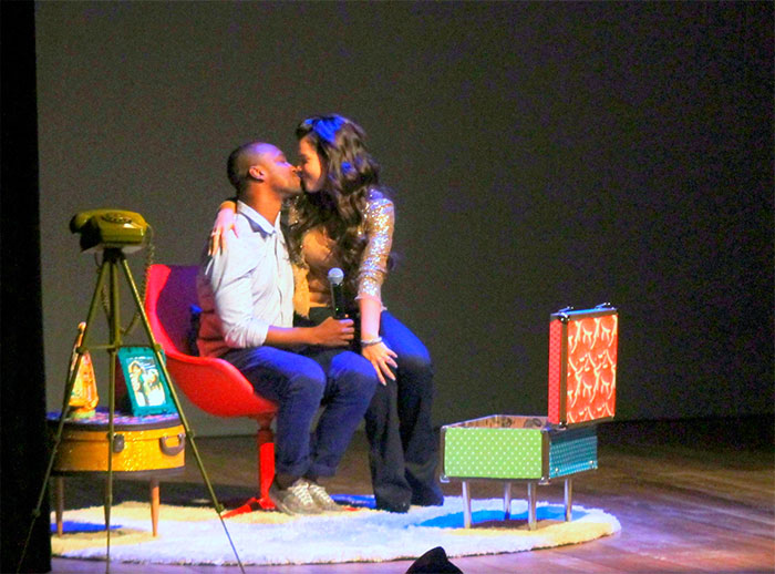 Fernanda Souza troca beijos com Thiaguinho durante peça 