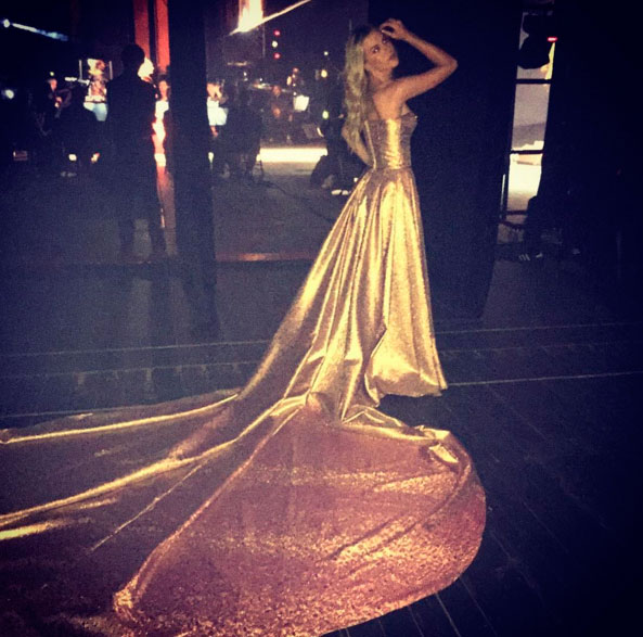 Fiorella Matheis usa vestido dourado com calda longa
