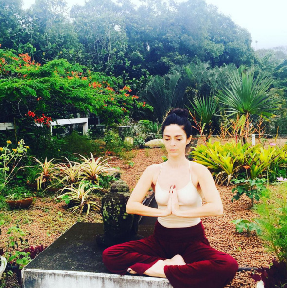 Aos 52 anos, Claudia Ohana posta foto em momento zen