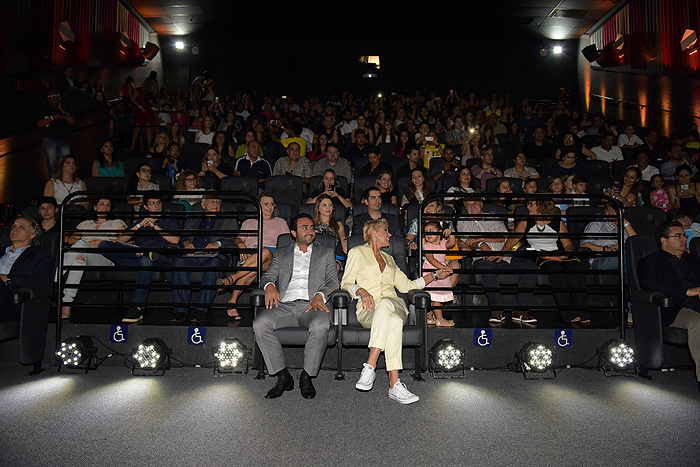 Ao lado dos sócios José Carlos Semenzato e Ygor Moura, a loira foi recebida em clima de festa pela imprensa local, convidados e fãs e participou de uma coletiva de imprensa antes da inauguração da nova clínica