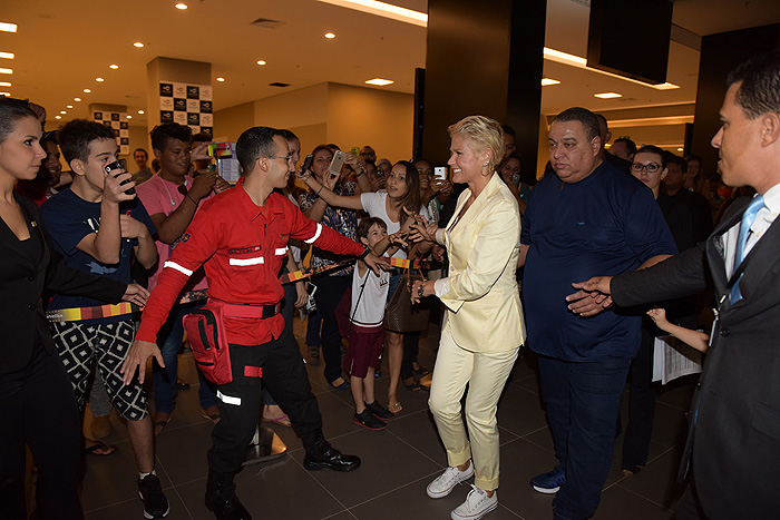 Xuxa esbanjou simpatia com os fãs