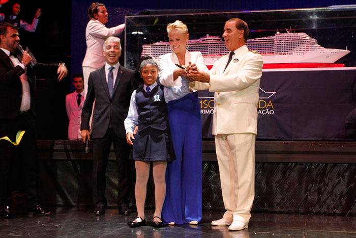 Xuxa desfila elegância com macacão azul em inauguração 