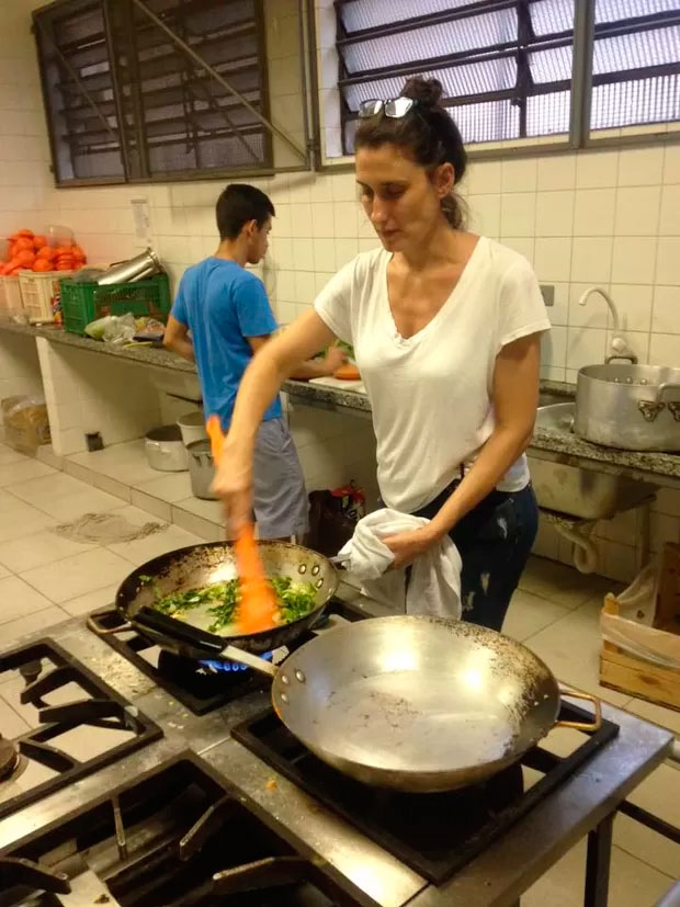  Paola Carosella cozinha em escola ocupada por estudantes