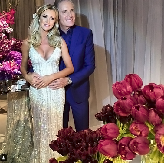 Roberto Justus comemorou seu aniversário juntamente ao casamento com Ana Paula Siebert em São Paulo. Em uma festa descontraída, a noiva usou um vestido justo ao corpo e todo bordado com cristais e flores.