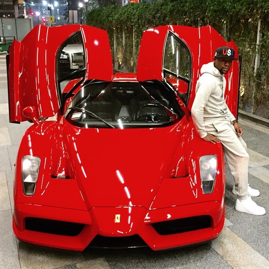 Floyd Mayweather- Um dos principais nomes quando o assunto é boxe, o lutador não cansa de ostentar. Seu instagram é recheado de fotos com vários bolos de notas de cem dólares e muitos diamantes. Carros e mais carros caríssimos também estão sempre presentes nas postagens, que deixam muita gente babando, já que ele é um dos homens mais ricos do mundo