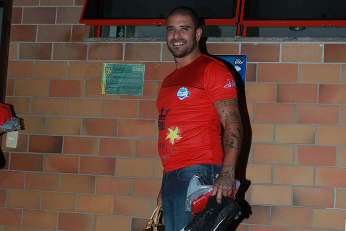 Diogo Nogueira joga futebol em confraternização de sambistas