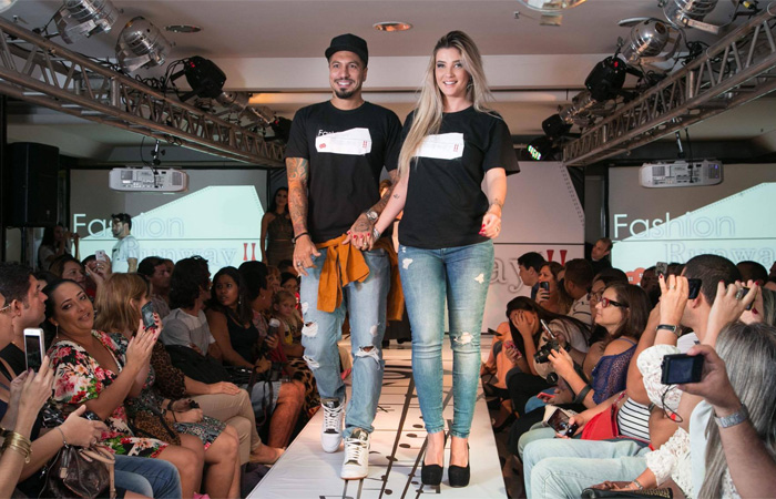 Ex-BBBs Aline e Fernando apostam na simpatia para desfile