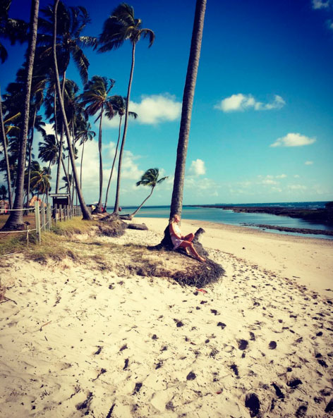 Após cinco dias internada, Giovanna Ewbank relaxa em praia