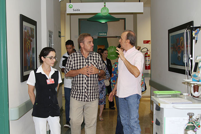 Henrique Prata leva Gugu para conhecer novas alas do Hospital do Câncer de Barretos