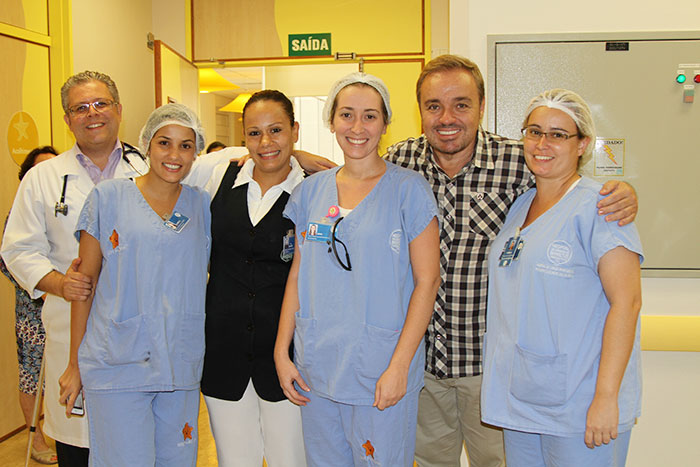 Gugu possa com parte da equipe médica do Hospital do Câncer de Barretos