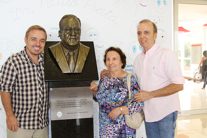 Gugu, Henrique e dona Maria do Céu possam ao lado do busto do Dr. Paulo Prata, fundador do hospital
