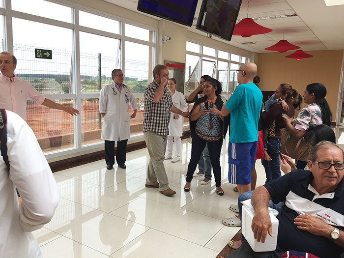 Durante visita ao hospital, pacientes fizeram filas para fotografar ao lado de Gugu