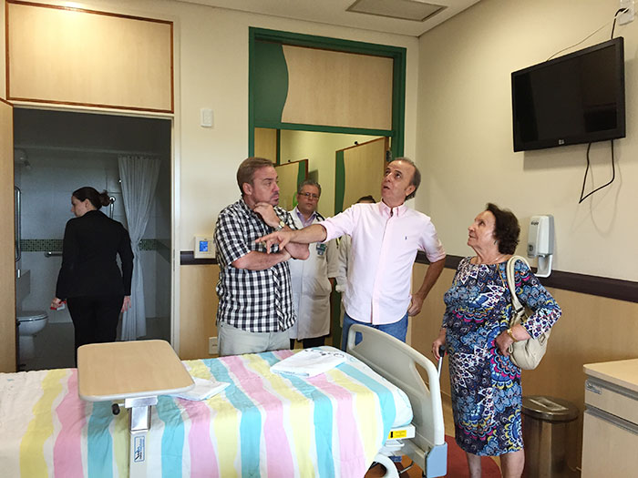 Gugu visita Hospital do Câncer de Barretos
