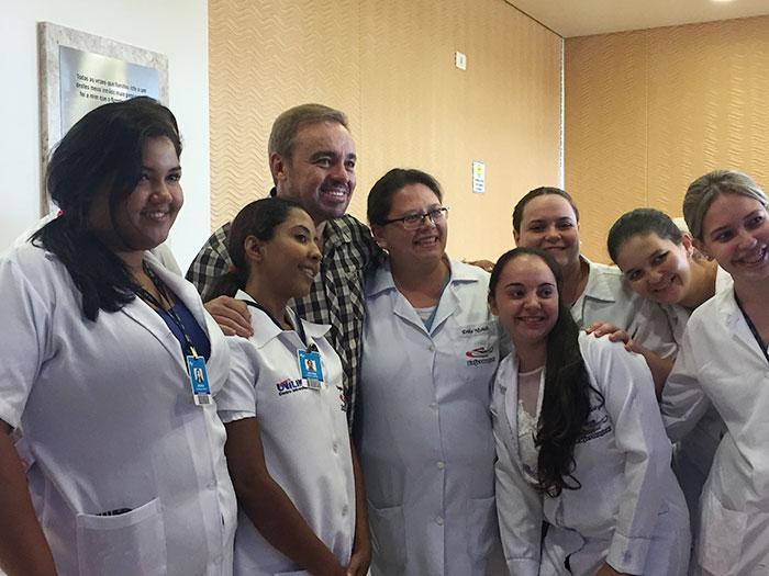 Gugu posa com estudantes que visitavam o Hospital do Câncer de Barretos