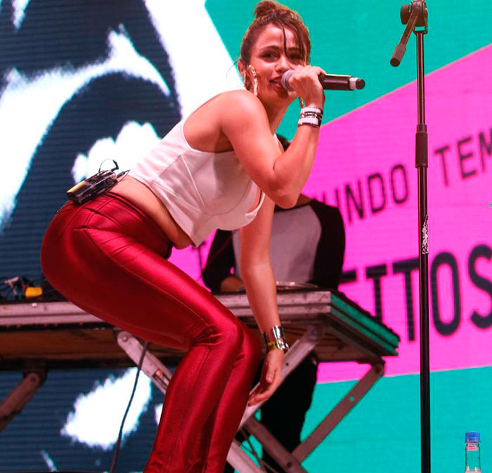 Nanda Costa capricha na sensualidade durante show